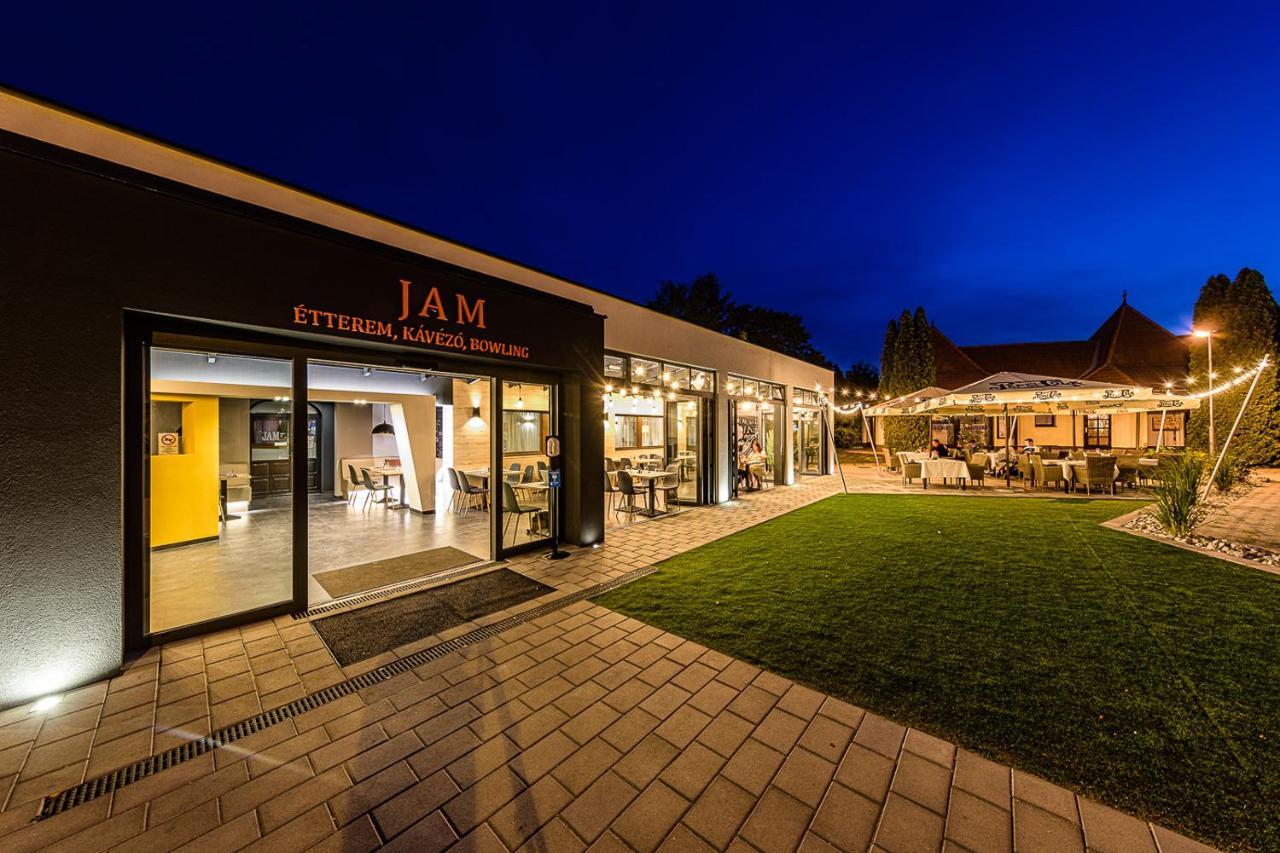 Hotel Jam Panzio à Kapuvár Extérieur photo